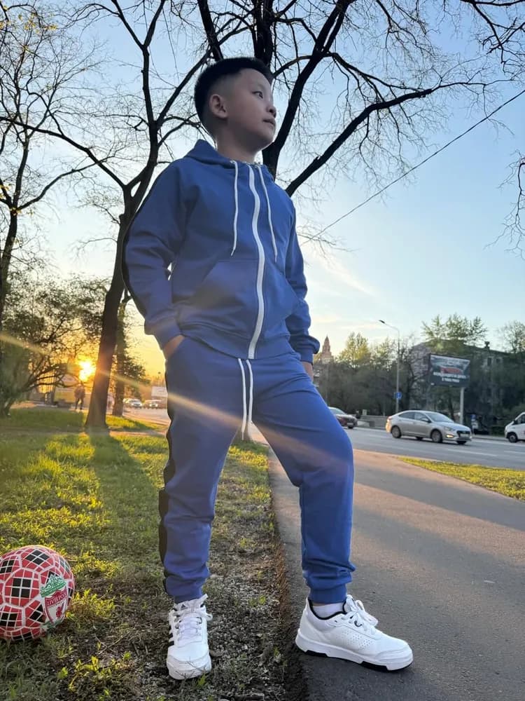 Костюм спортивный оверсайз синий с черной полосой - 1