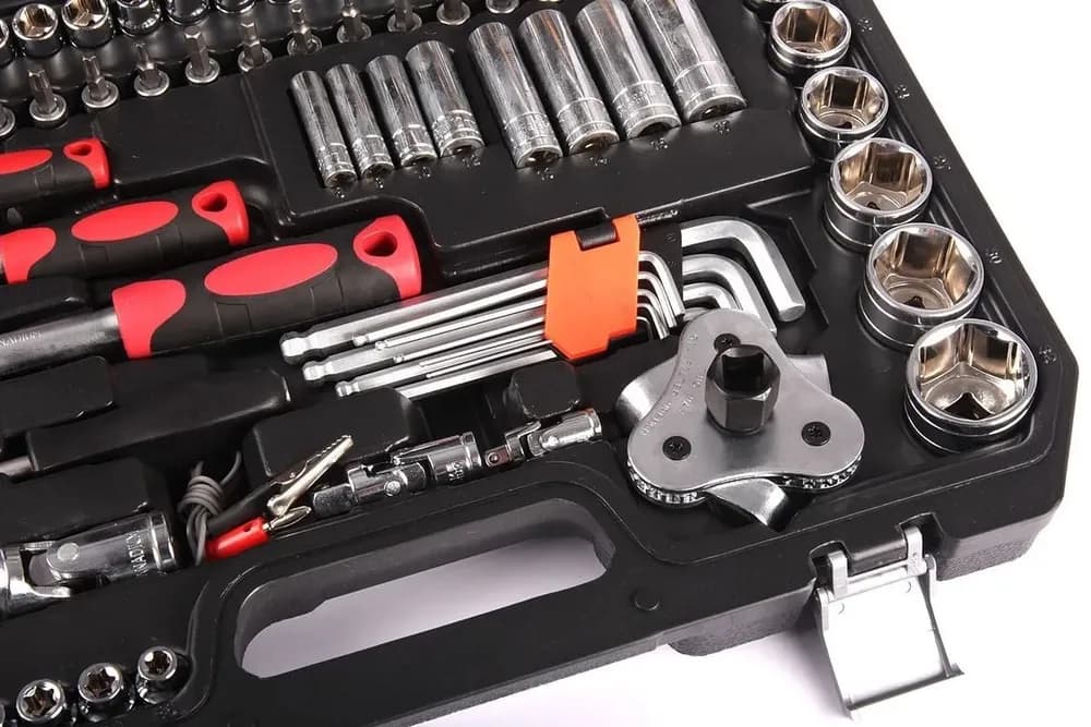 Набор автомобильного инструмента 121 предмет в кейсе, универсальный набор ключей и головок для дома автосервиса - 1